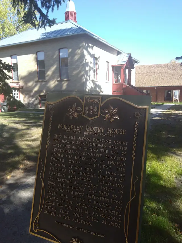 Wolseley Court House and heritage plaque